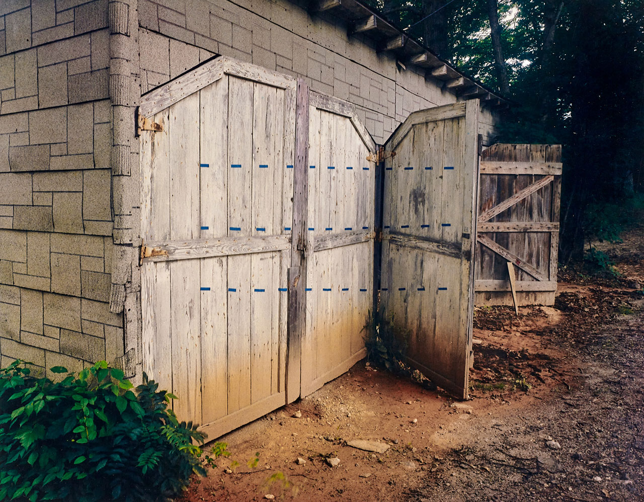 JOHN PFAHL (* 1939) - Shed with Blue Dotted Lines, N.C. 1975 JOHN PFAHL (* 1939) - Shed with Blue Dotted Lines, N.C. 1975