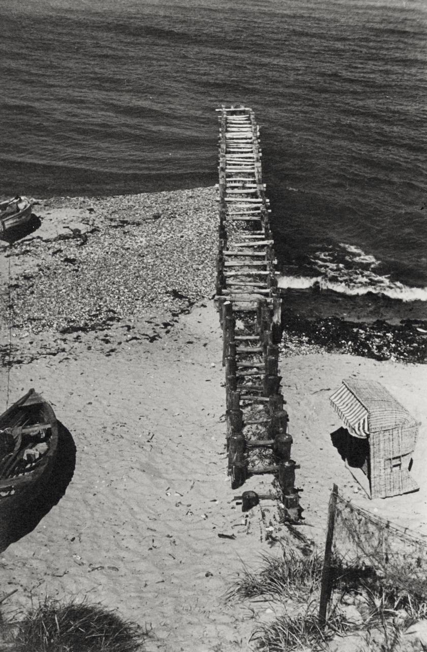 HANS FINSLER (1891–1972) Beach chair and pier, 1927-1929