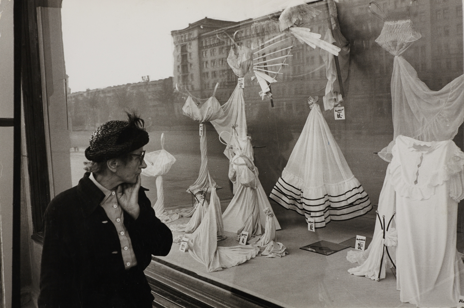 ERICH LESSING (* 1923) Stalinallee, East-Berlin 1959 ERICH LESSING (* 1923) Stalinallee, East-Berlin 1959