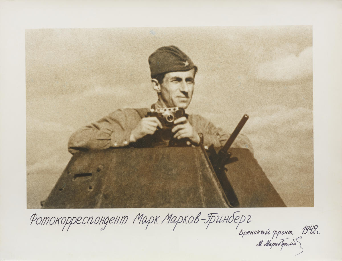 ANONYMOUS PHOTOGRAPHER Mark Markov-Grinberg (1907–2003) mit Leica / with Leica, Briansky Front 1942 ANONYMOUS PHOTOGRAPHER Mark Markov-Grinberg (1907–2003) mit Leica / with Leica, Briansky Front 1942