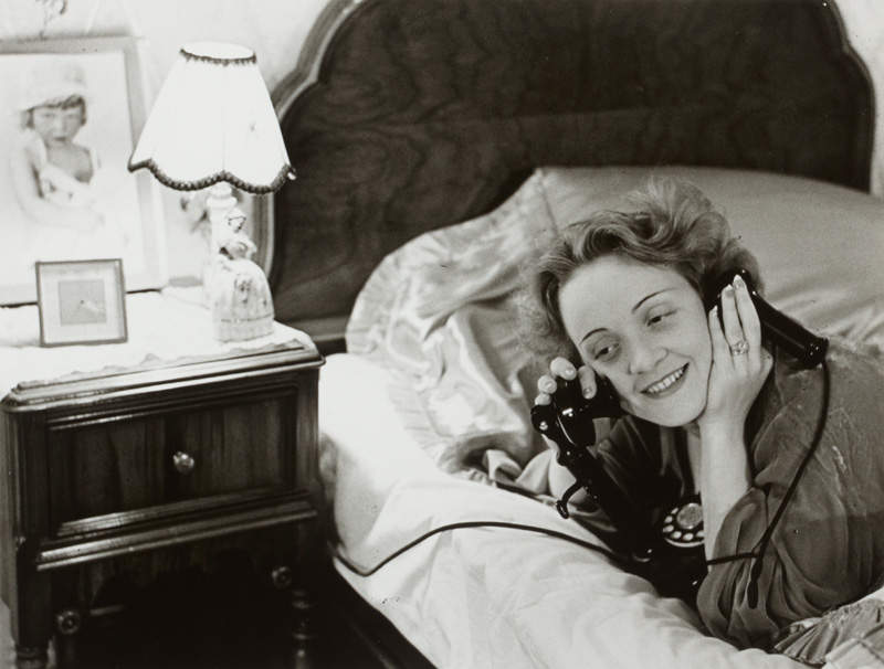 Marlene Dietrich calling her daughter in Berlin, Erich Salomon (1886-1944)