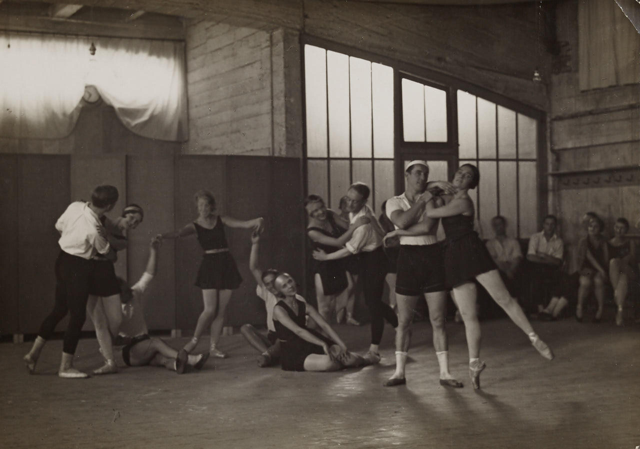 ANDRÉ KERTÉSZ (1894-1985) Dance school, Les Grisettes, Paris 1930s | AI ...